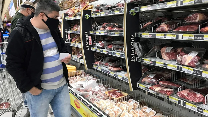 Lejos de los años del boom consumista, hoy caen las ventas de productos de la canasta básica, como alimentos