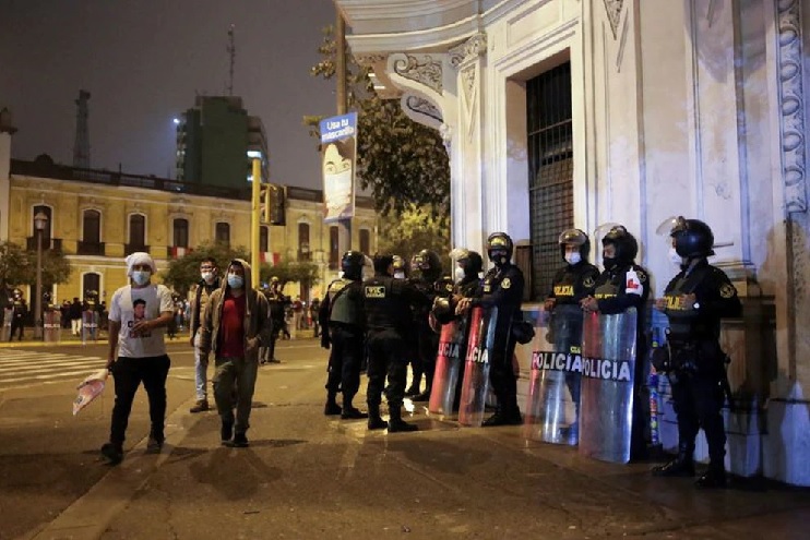 Si bien el sismo no causó víctimas, se sintió con fuerza y la gente salió a la calle