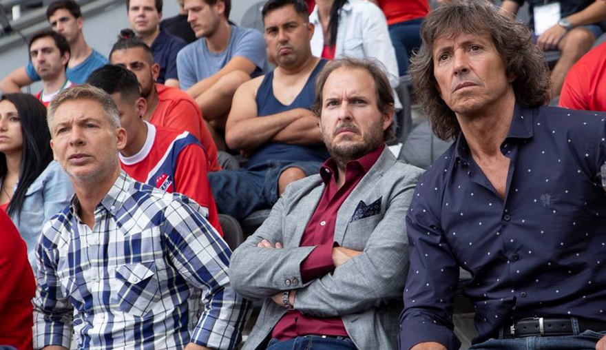 relata la historia de tres representantes de jugadores de fútbol, completamente distintos entre sí, que se ven obligados a asociarse para salvar sus negocios