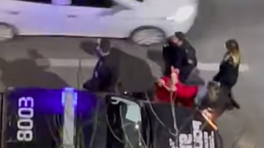 La mujer fue detenida por la Policía. Lo sucedido fue grabado y viralizado en redes