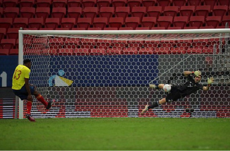 Emiliano Martínez atajó tres penales ante Colombia y Argentina es finalista