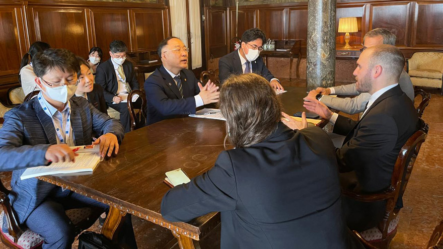 Mesa de trabajo de los funcionarios argentinos y del Corea del Sur.