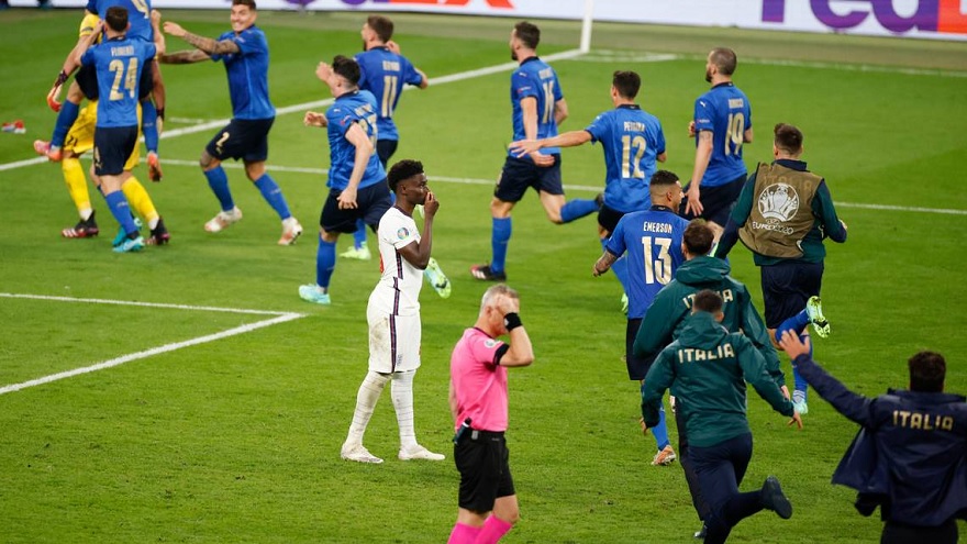 Bukayo Saka, una de las victimas de los insultos racistas, falló su penal e Italia fue campeón