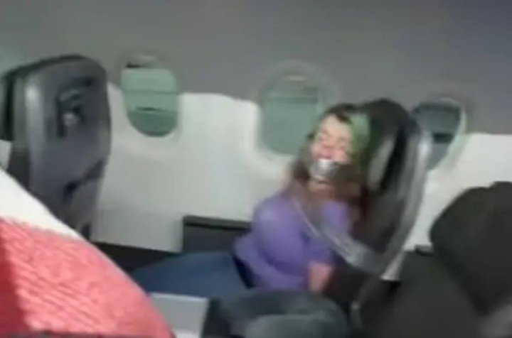 La mujerfue amordazada en un asiento de primera clase (captura de video)