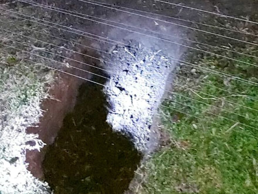 Los delincuentes hicieron un pozo para poder ingresar al country