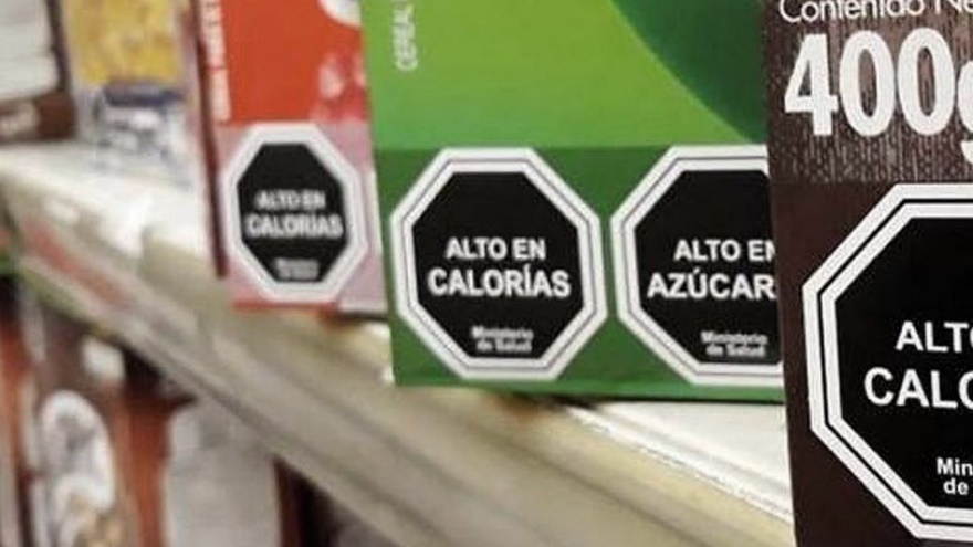 El método propuesto es una etiqueta en forma de octágono negro, visible en el packaging del alimento o bebida a consumir
