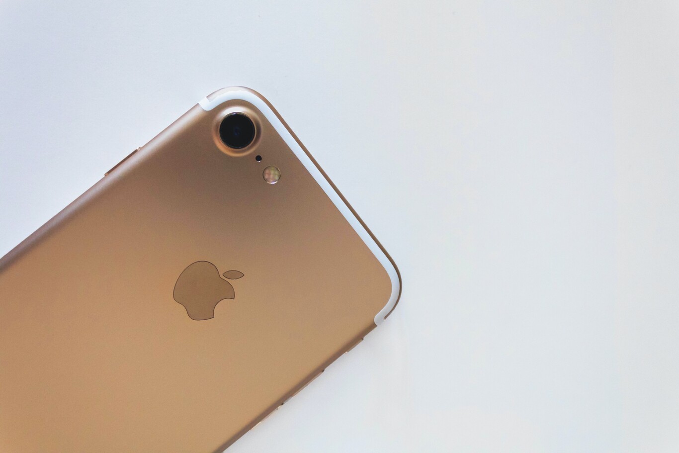 El servicio iCloud de Apple sirve La aplicación es fácil de usar para rastrear celular por número.