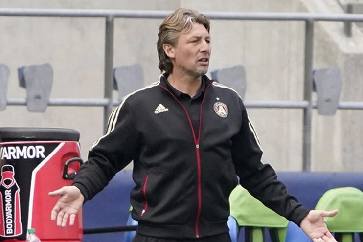Dos triunfos, cuatro empates y siete derrotas llevaba el ex técnico de Vélez en Atlanta