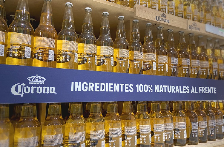 Cerveza Corona da vuelta su botella y pone los ingredientes al frente