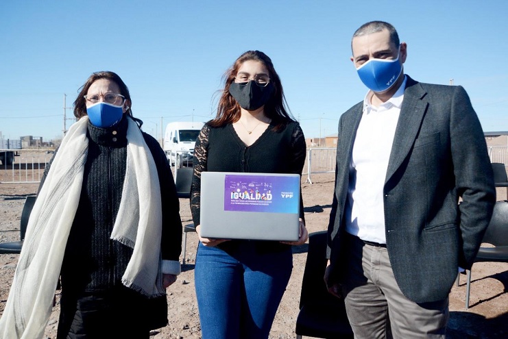 Fundación YPF entregó notebooks y material educativo a escuelas de Neuquén