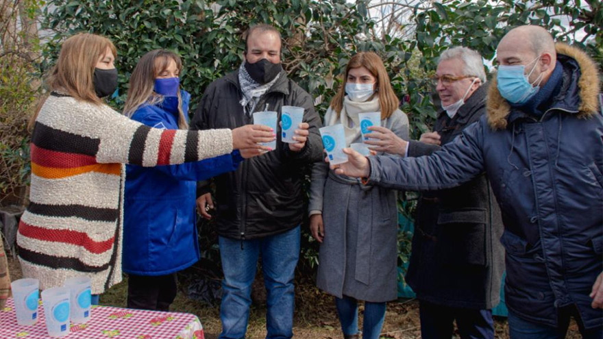 El brindis simbólico junto a vecinas y vecinos.