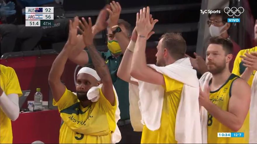 Los jugadores australianos se sumaron a la ovación a Luis Scola