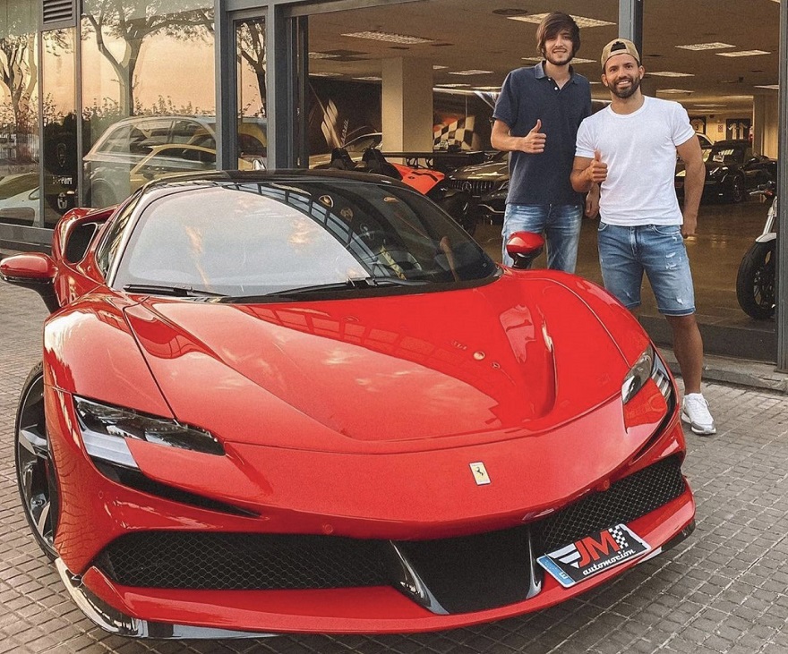 Agüero junto a su nuevo Ferrari.