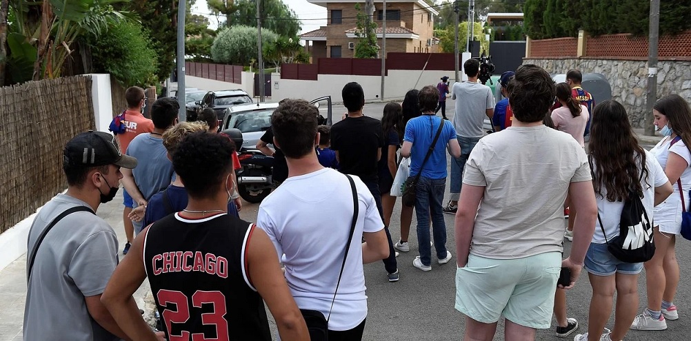 Fanáticos del Barcelona fueron hasta la casa de Messi para despedirlo