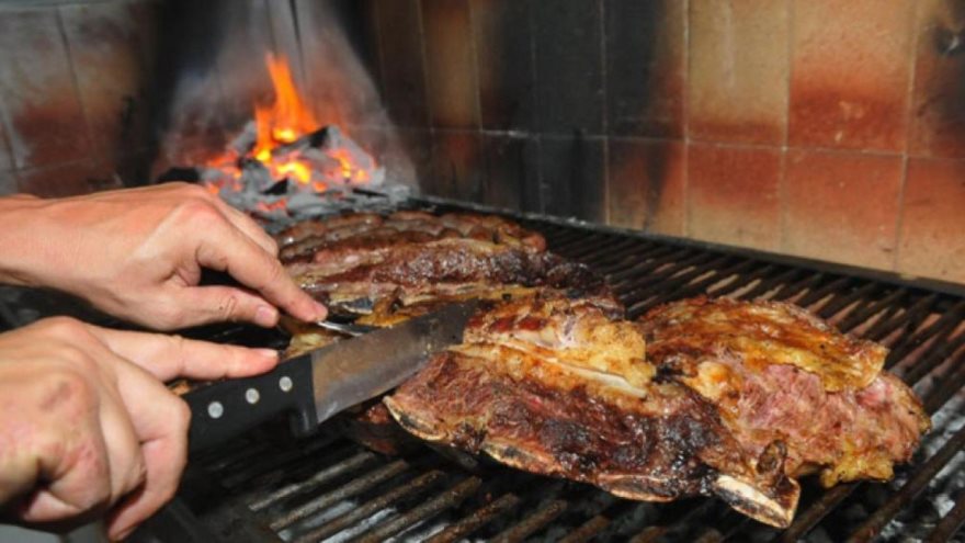 Prat-Gay sigue con ilustraciones gastronómicas: de la pizza pasó al asado.