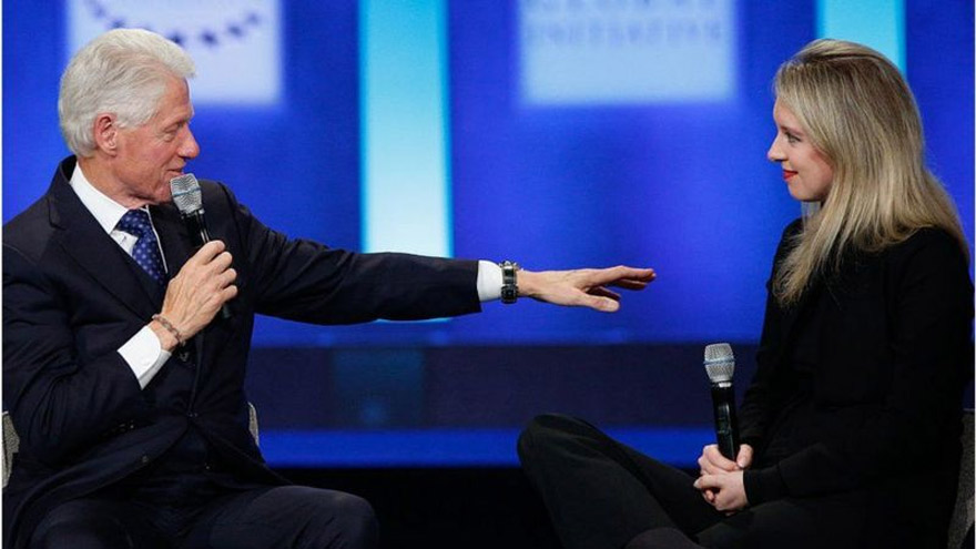 En el escenario junto al expresidente estadounidense Bill Clinton en 2015. En ese momento, Holmes era la multimillonaria por sus propios medios más joven del mundo.