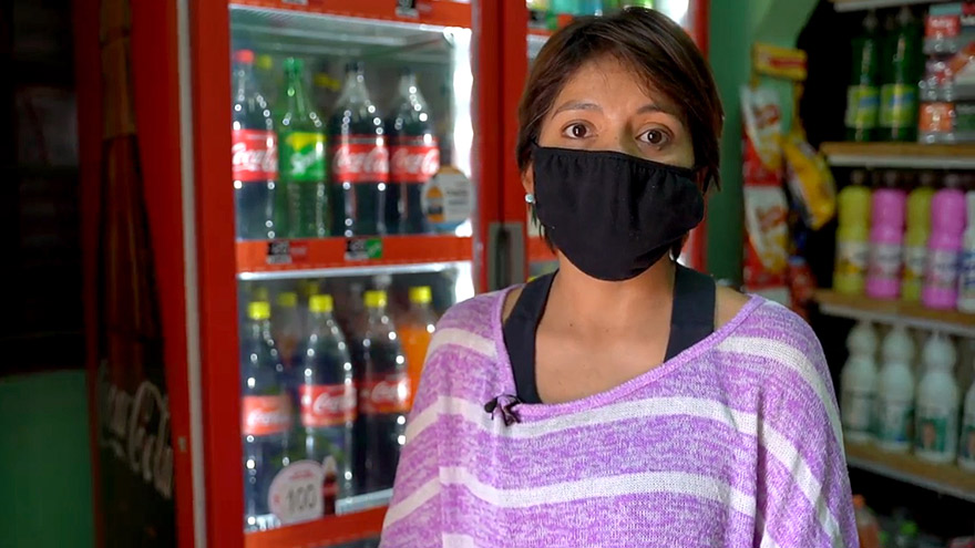 Carola Jaime, dueña de una despensa en el barrio de Villa Soledad, en Salta, recibió la ayuda de Coca-Cola en 2020.
