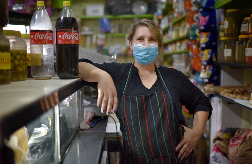 Adriana Orsino dueña del almacén Vamos al grano de Ciudadela, recibió la ayuda de Coca-Cola.