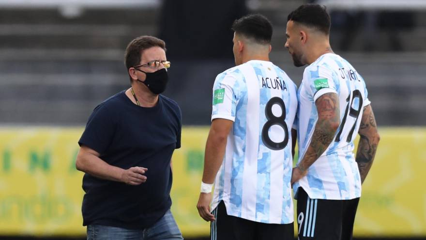 El momento en que funcionarios de Anvisa ingresaron al campo de juego a deportar argentinos