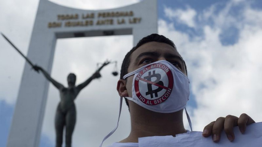 La oposición resisten al uso del Bitcoin en la vida cotidiana y como moneda legal.