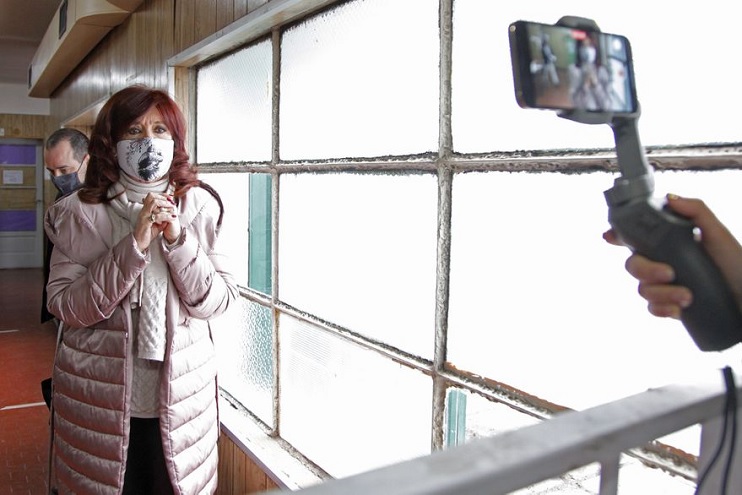 Después de la votación, la vicepresidenta se dejó fotografiar pero no realizó declaraciones