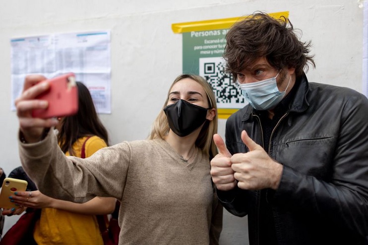 El controvertido Javier Milei votó antes del mediodía. Se consideró un bilardista y como un