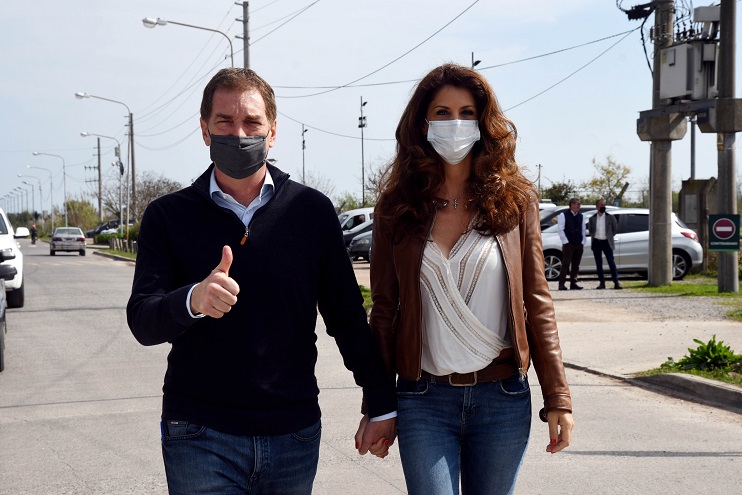 Santilli votó acompañado por su mujer, Analía Maiorana