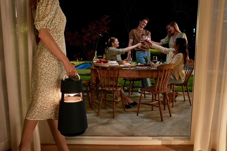 El nuevo y versátil parlante XBOOM es perfecto para uso en interiores y exteriores