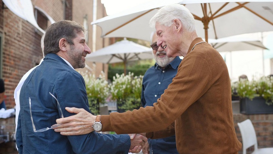 Clinton saluda a la comitiva que acompañó a Rodríguez Larreta