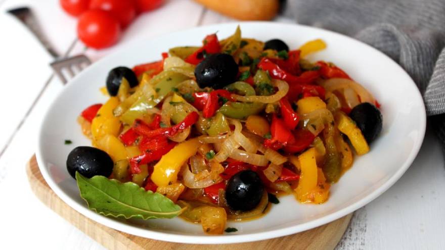 La ensalada de ají morrón se puede comer fría o caliente, cruda o cocida