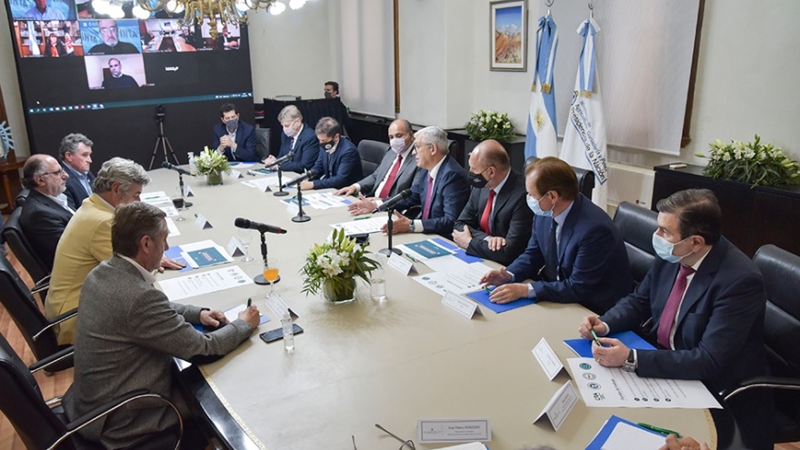 Domínguez con los directivos del campo: coincidencias en los micrófonos y diferencias de pronóstico