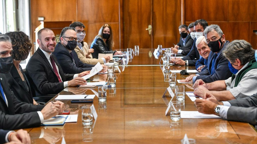 Funcionarios, gremios y empresarios, durante el anuncio del nuevo esquema de exportaciones.