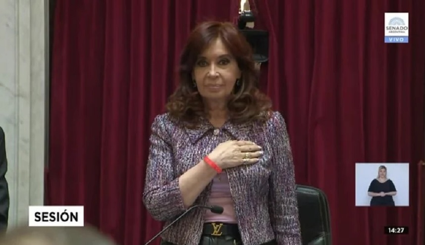 La vicepresidenta fue el blanco de todas las miradas por lucir un cinturón Louis Vuitton, modelo Glory