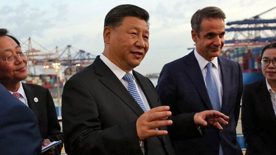 El presidente de China, Xi Jinping, y el primer ministro griego, Kyriakos Mitsotakis, en el puerto del Pireo.