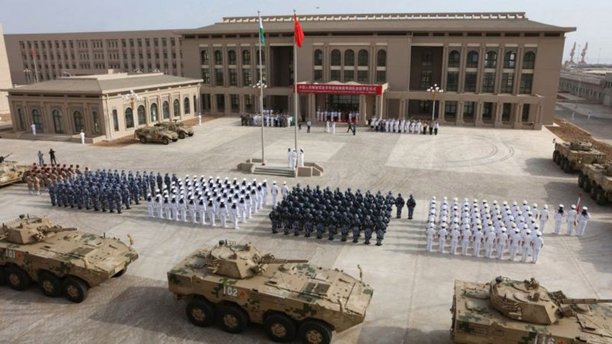 La base naval china en Yibuti, a la entrada del Mar Rojo y el Canal de Suez, ha causado controversia.