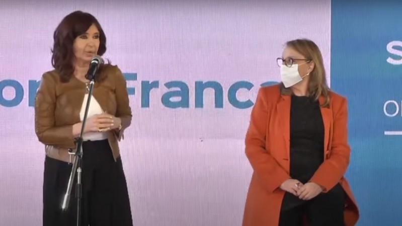 Cristina Kirchner en el acto por la inauguración de la Zona Franca en Santa Cruz junto a la gobernadora Alicia Kirchner