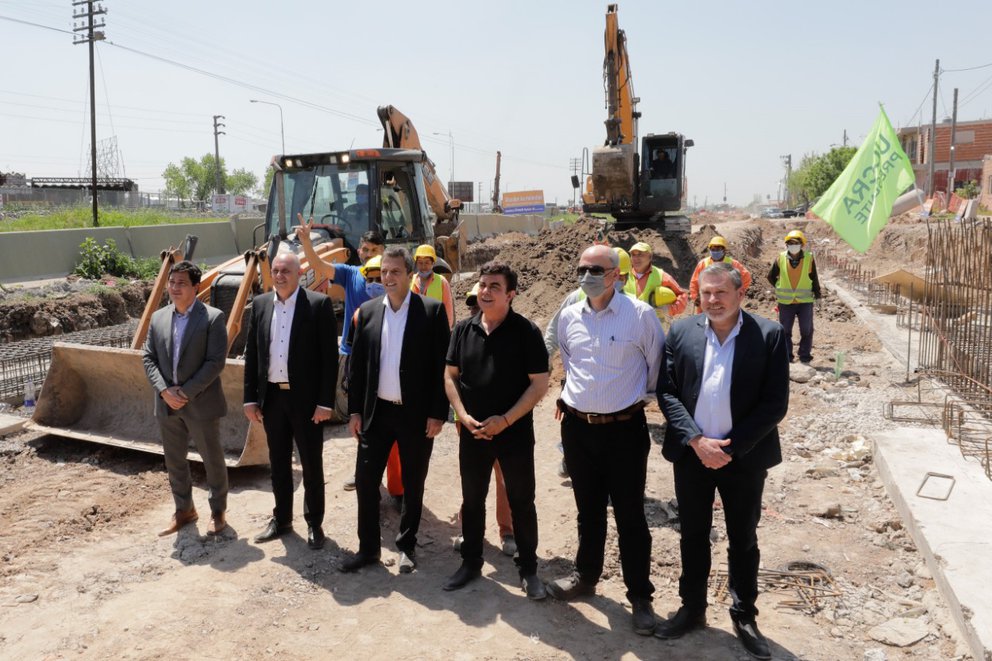 Espinoza estuvo acompañado por el presidente de la Cámara de Diputados de la Nación, Sergio Massa; el ministro de Transporte, Alexis Guerrera; y el titular de trenes Argentinos, Martín Marinucci