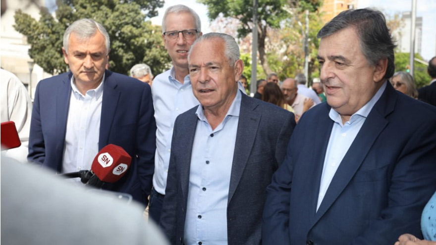 Mario Negri, Gerardo Morales y Mario Barletta en conferencia de prensa en Santa Fe.