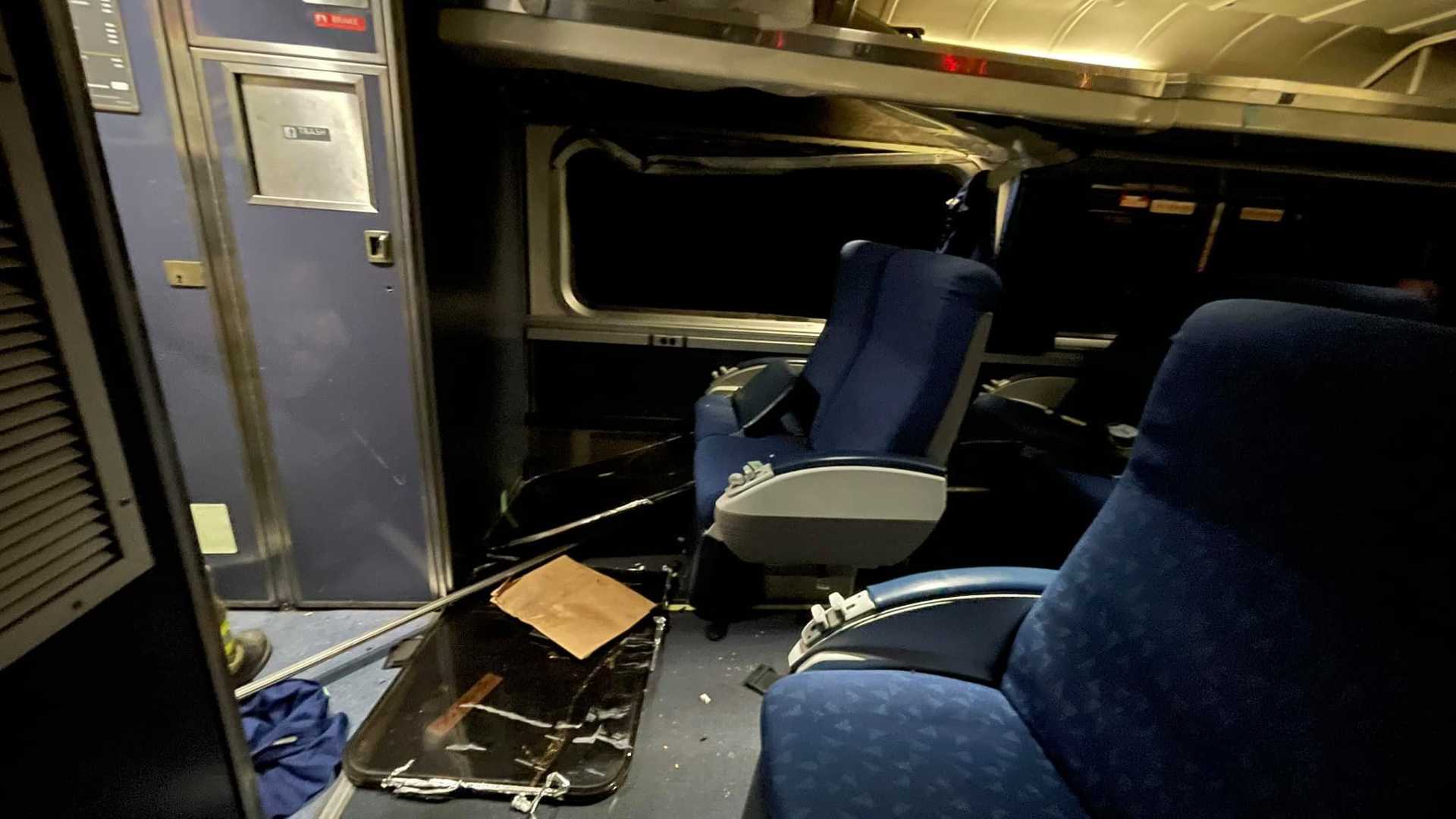 Así quedó el interior del tren de la empresa Amtrak, tras la colisión con una camión transportador en Oklahoma, Estados Unidos.
