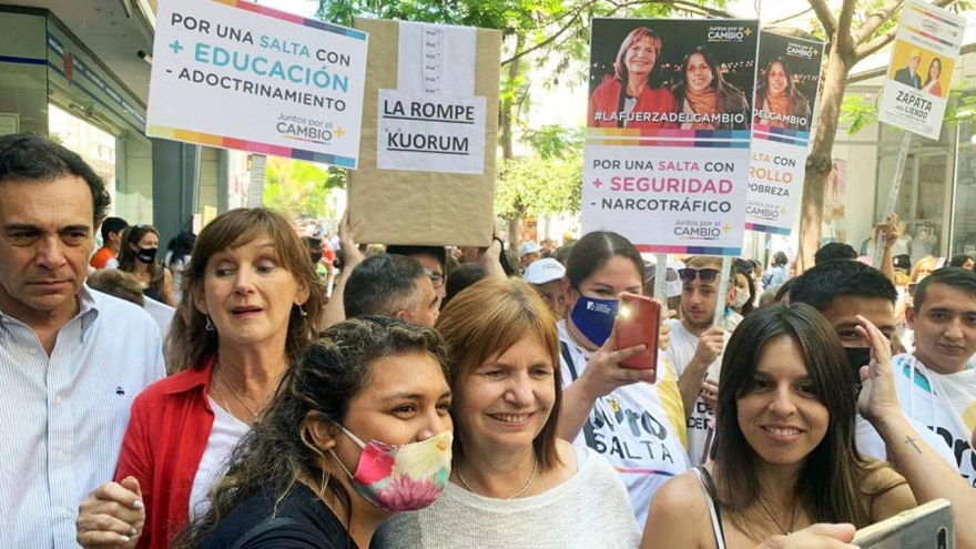 Bullrich, rodeada de partidarios en Salta.