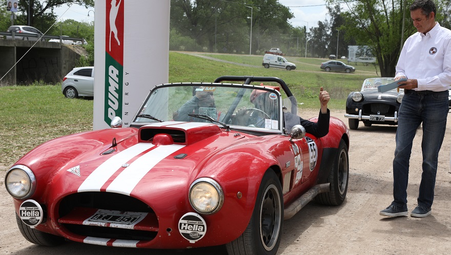 Un modelo Cobra Biscayne a punto de largar.