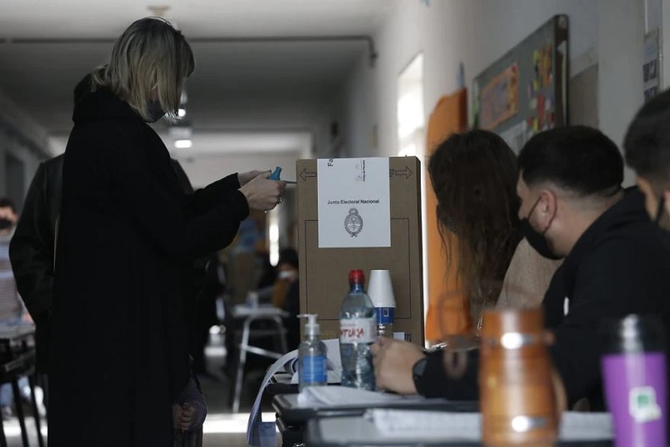 Las elecciones se desarrollan con una participación 4% mayor que en las PASO