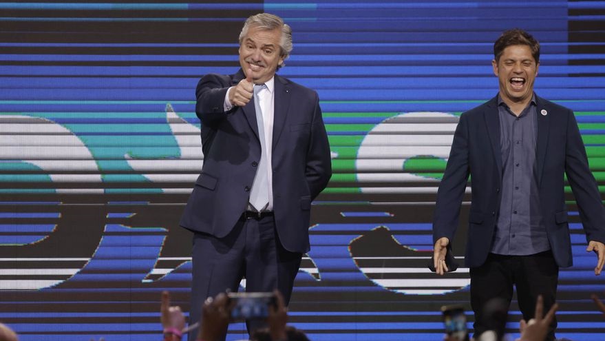 Alberto y Axel festejando en el escenario.
