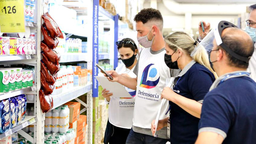 el Gobierno analiza la posibilidad de reforzar los controles a los comercios,