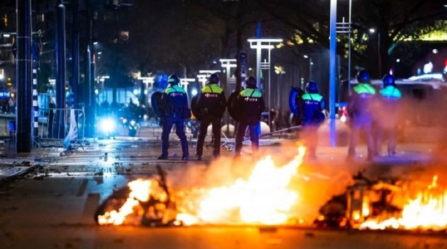 Los manifestantes quemaron vehículos en varias ciudades europeas este fin de semana