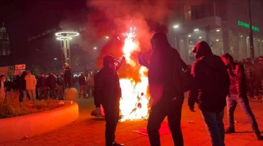 Algunos manifestantes en Países Bajos lanzaron fuegos artificiales y piedras a la policía