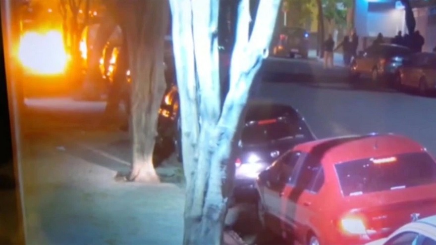 Encapuchados atacaron con bombas molotov el edificio del diario Clarín