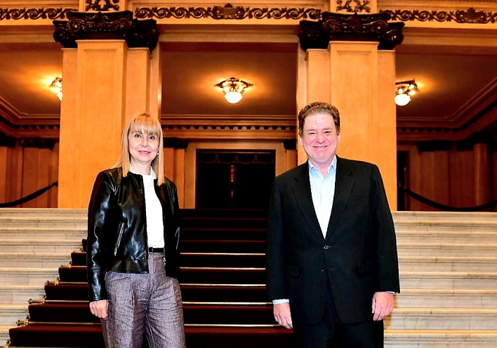 La directora General del Teatro, María Victoria Alcaraz, junto al presidente del Banco Ciudad, Guillermo Laje