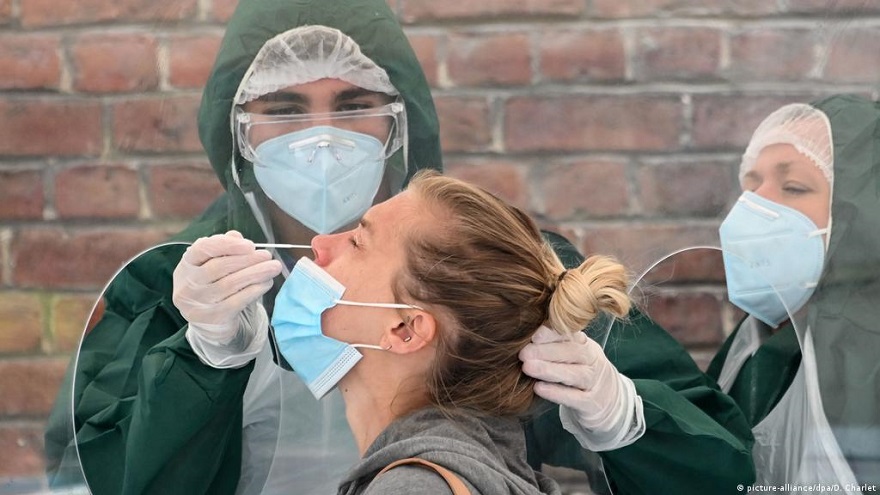 Las pruebas de antígenos y RT-PCR requieren un hisopado nasal y oral