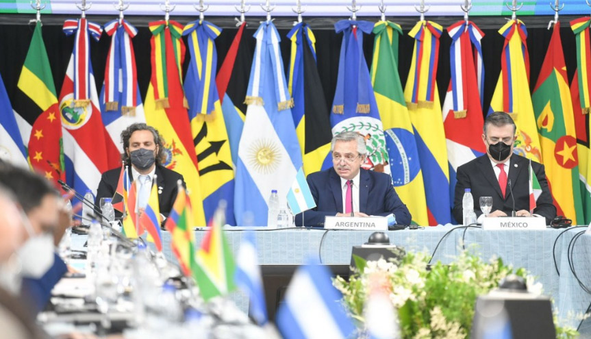 Alberto Fernández y el canciller Cafiero en la cumbre de la Celac.
